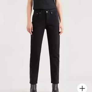 Levi’s 501 - svarta levis 501jeans! midjemått 24 och innerbenslängd 30. passade mig som en xs/s. jättebra skick och bra kvalitet. nypris 1099kr, pris kan diskuteras 💞