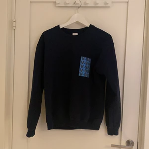 Sweatshirt med tryck - Hej säljer nu denna sweatshirt som jag köpt från en kille som tryckt egna tryck i london. Dm om frågor😀