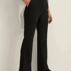 Svarta Kostymbyxor  - Säljer mina favoritbyxor som inte längre passar. Väldigt fint skick och inga defekter. Du betalt frakt.  ⚡️🤍💫