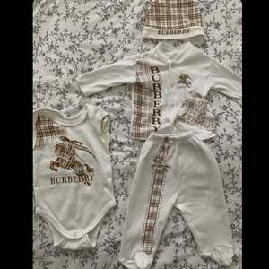 Baby paket av Burberry:                                                      Tröja som kan stängas med knappar. Byxor. Body och mössa.   Strl 62