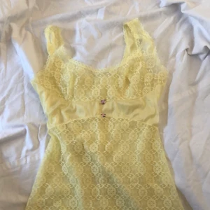 Nattlinne i spets - Gulligt nattlinne i en varm gul färg. Framsidan är helt gjord av spets och därför genomskinlig. På andra sedan bärs den med ett annat gult nattlinne under. Sitter tight och formar kroppen snyggt. Visas på en storlek 38. Köpare står för 24kr frakt. Bud på 100kr! Avslutas när plagget markeras sålt så buda på!