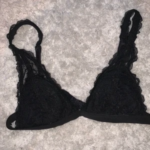 TOPP - Fin topp från Monki i strl. XS/70A. Den är ej glittrig utan bara i spets. Använd vid 1 tillfälle så i väldigt bra skick! Väldigt bekväm då banden är väldigt tunna. Eventuell frakt betalas av köparen! 