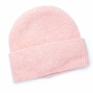 Samsoe Samsoe mössa - Säljer min rosa mössa från Samsoe Samsoe gjord på alpackaull och merinoull. Supermysig och varm. Använd ett fåtal gånger i fint skick.