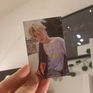San photocard  - San photo card of treasure ep.1 to zero, äkta (frakt 26kr) Har en jätte liten prick/halv ett hål i hörnet men det syns inte så tydligt (har varit ”kladdig” men den är tvättad utan skador) 