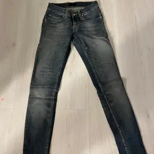 Raka jeans i storlek 34, har perfekt passform för både 32/34 som motsvarar Xs/S❤️kommer inte till användning längre
