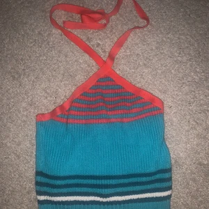 Randig topp zara - En trendig topp från zara, använt fåtal gånger i sommar❤️