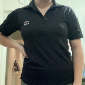 Piké T-shirt  - Här är en stilig piké T-shirt. Den är tidigare använd ett antal gånger men tyvärr använder jag den inte alls nu mera. Materialet består av 100% polyester och det är ganska tunt o luftigt tyg också. Den är i storleken XS men jag som är S och M passar den också ganska bra på. 