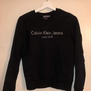 Svart Calvin Klein sweatshirt i strl XS. Nyskick. Köptes för 799 kr på NK Stockholm.