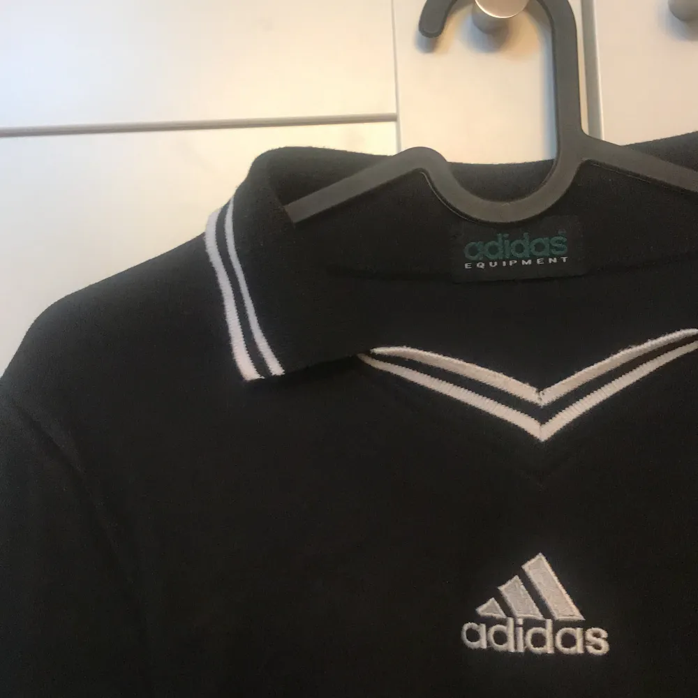 Unik adidaströja med krage i jätteskönt material, cropped. Strlk Xs-S. Möts gärna upp för köp i Stockholm annars står köparen för frakten😄. Toppar.