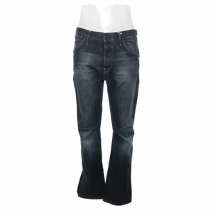 Gstar jeans - Riktigt snygga Gstar raw jeans i storlek 33/34 med lite bootcut och i väldigt bra skick! Skriv för fler detaljer! Pris kan diskuteras vid snabb affär☺️