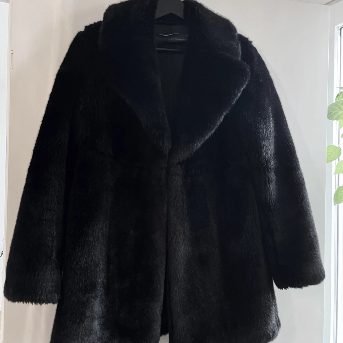 Svart fuskpäls, Zara Woman Studio, stl S