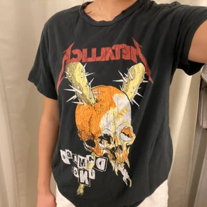 METALLICA TRÖJA - Metallica tröja från herr avdelning i strl S. Den ska vara ”sliten” vid halsen och tröjan är lite grå svart💖