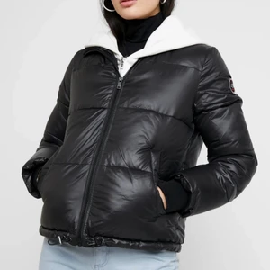 Uggs jacka - Svart ugg jacka använd typ 10 gånger, nypris 2000kr