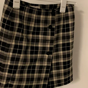 Vintage Pimkie Kjol - Vintage kjol köpt second hand, saknar en knapp (3e från den översta, första bilden) men är annars i bra skick 🤲🏻