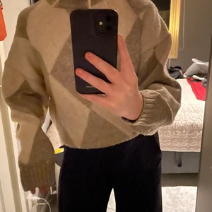 Stickad tröja från hm  - Jätte mysig och fin stickad tröja från hm.🤩 Kommer tyvärr inte till användning längre. Skriv om ni vill veta något mer!✨