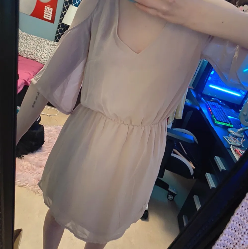 Jätte fin beige-rosa klänning, som jag tycker är lite för stor på mig (jag är storlek S). Aldrig använd, endast provad.💕. Klänningar.
