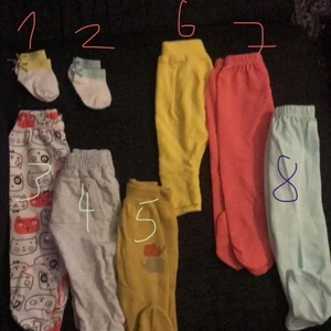 Bebis - Helt oanvända!! Hittade dem i en låda med kläder. Priset på kläderna= 1= 50kr 2=50kr 3=60kr 4=60kr 5=60kr 6=60kr 7=60kr 8=60kr Kan bli billigare om man köper tidigt.