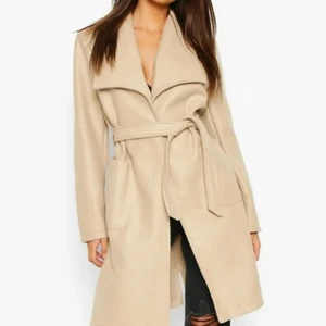 Kappa  - Väldigt fin beige kappa till hösten, har bara använt den två gånger. 