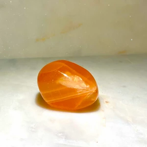 Apricot agate🧡🤍 - Skriv om du är intresserad så kommer vi överens om ett pris🧡 Apricot agate förstärker hjärtats röst, och både helar och lugnar själen.. Behöver du stöd att lugna sinnet, förbättra minnet och koncentrationen så är aprikosagaten för dig då den sägs kunna bistå oss med precis det.🧡🤍