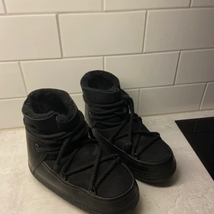 Inuikii skor - Säljer mina inuikii skor som är använda en säsong. Sparsamt använda i svart färg med snörning. Storlek 39. Möts upp i centrala Stocholm eller utanför mig på Gärdet