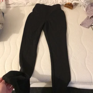 Kostymbyxor med slits - Fina kostymbyxor med slits sitter jättebra, bekväma.