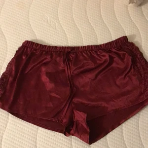 Shorts  - Oanvända fina röda shorts, silk material.