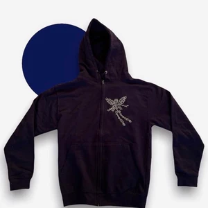 Rhinestone hoodies - Säljer mina rhinestone hoodies i 3 olika färger, egentligen är priset 449kr men kan gå ner i pris vid smidig affär 👍🏼 Små suddiga bilder, finns i storlek S, M och L