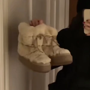 Vinter skor  - Super mysiga vinterskor från H&M ❄️❄️ ALDRIG ANVÄNDA! Köparen står för frakt💙