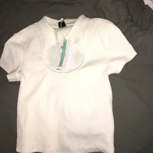 Vit topp Gina  - Säljer denna populära vita festtopp från Gina tricot!! Helt oanvänd med prislappen kvar 