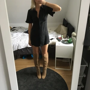 Svart klänning Zara - Så snygg svart klänning från Zara, knappt använd! 