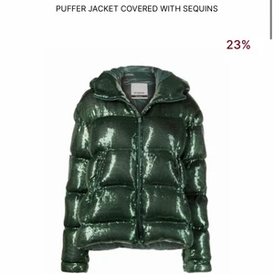 Vinterjacka dam - Säljer denna jätte fina vinterjacka som är slutsåld i storlek S/M i superbra skick. Endast använd 4 gånger. 