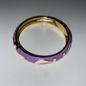 Lila armband i metal - Lila/guld/vitt armband i hårt metal, öppningsbar! Vet ej märke, pga fått i present! Frakt ingår i pris!