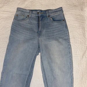 jeans - Säljer dessa fina jeansen i storlek 38 eftersom dom tyvärr är för stora för mig i midjan. De är ett par momjeans som sitter väldigt fint. Dom går under anklarna på mig som är 168. Använda 1 gång, nypris 300 kr, säljer dom för 90 kr + frakt💞