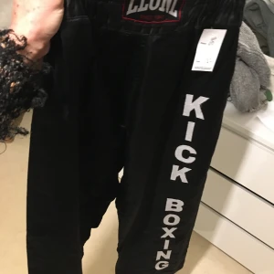 Kick box byxa - Kick box byxa .storlek medium . Den är jätte svart i färg jämfört med bilden . Den är jätte skön ha på . 