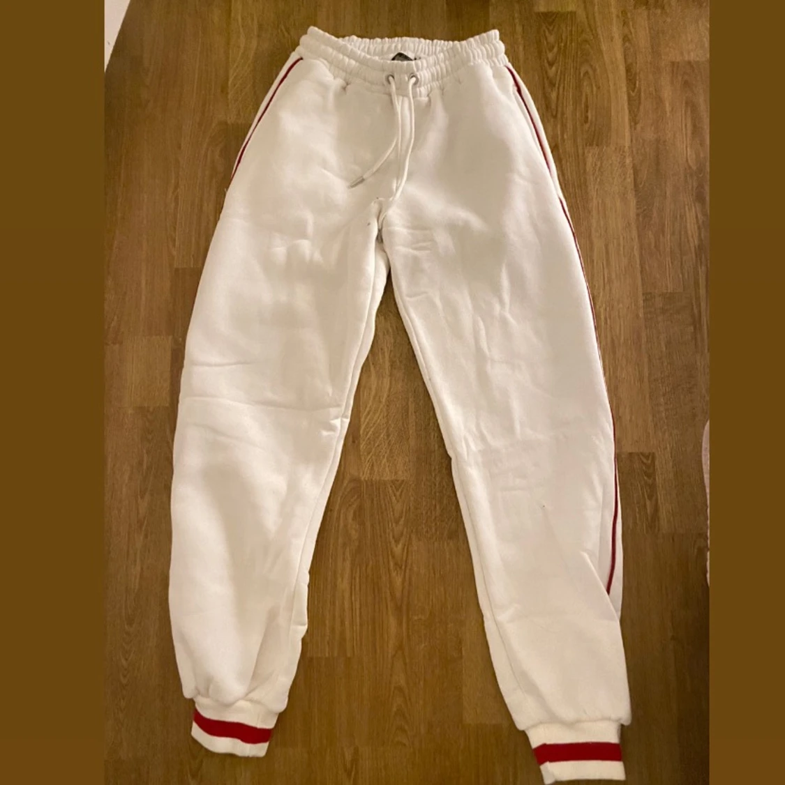 Vitt/rött mjuskisset - 90