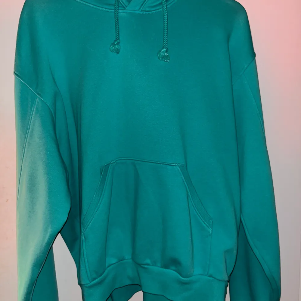 Weekday hoodie i en unik färg, stl xs men är väldigt oversize, skulle säga att den passar en M med💞. Hoodies.