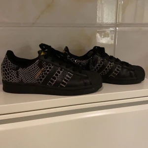 Adidas skor - Skorna är i storlek 37. Passar 36-37. Dom är som nya då dom bara är använda en gång. Väldigt snygga men inte riktigt min stil. Dom är köpte för 1100. 