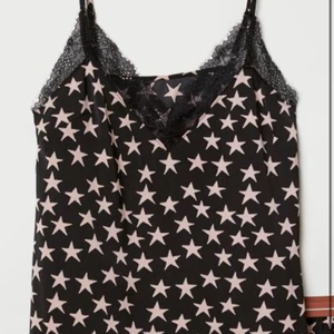 Fint linne  - Säljer detta såå fina linnet från LOVE STORIES x. Helt slutsålt på hemsidan. Står ingen storlek men skulle säga att det är S. 150+frakt 💗 (lånad bild från hemsida) 