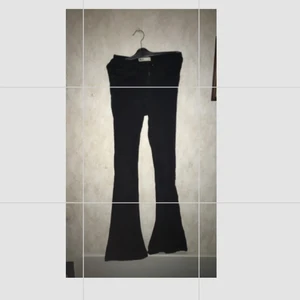 Svarta utsvängda jeans  - Säljer mina svarta utsvängda jeans ifrån ginatricot, dom är för korta för mig och jag är 175. Jättefina men passar ju då inte:( vill du ha bild på? Bara att skriva!🤍