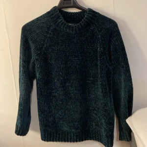 Långärmad stickad tröja - Långärmad stickad tröja. Mjuk och lite oversized. Varm och perfekt till vintern.