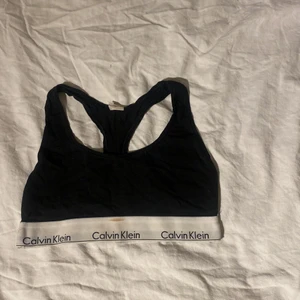 Calvin klein - En vanlig Calvin Klein topp, är i använt skick men blivit för liten för mig. Köptes på twilfit för nått år sen. Har fått en foundation fläck på resåren som jag ej testat att få bort.