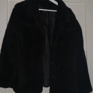 Jacka - En Teddyjacka köpt second hand men används inte, den är ganska tunn, passar till våren