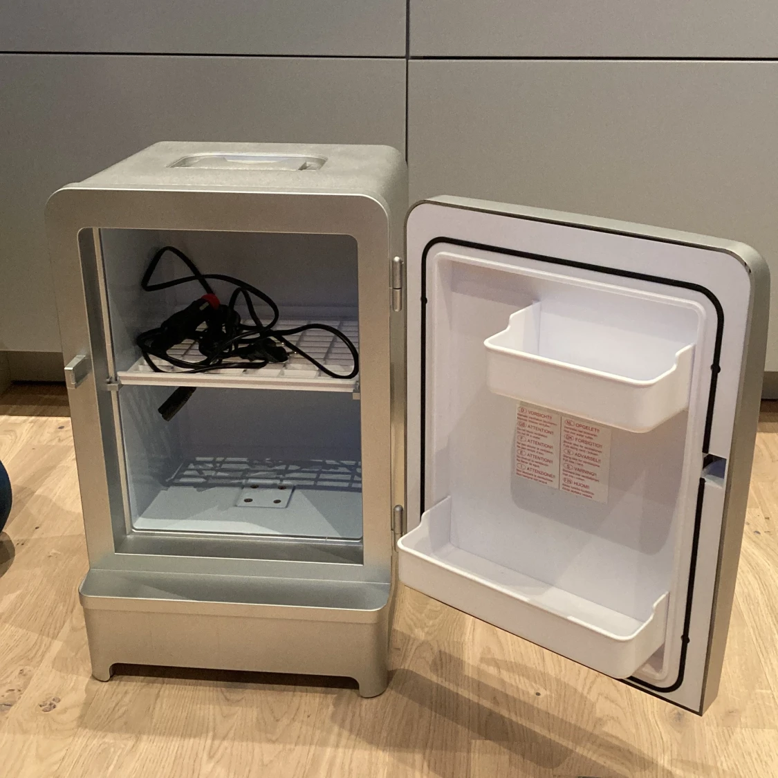 Mini kylskåp och värmeskåp.  - 90