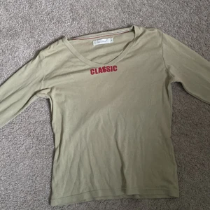 Storlek M - Säljer denna tröja då jag inte använder den. Kommer inte ihåg var jag köpte den men det är i okej skick. Säljer den för 50 kronor o du står för fraktkostnad själv. 