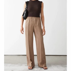 & Other stories kostymbyxor - Bruna kostymbyxor från & other stories! De är lite mörkare i verkligenheten än på bilderna. Knappt använda då jag köpte fel storlek. Nypris är 799kr. Skickar gärna fler bilder vid intresse!