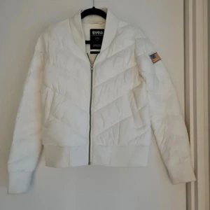 Dun jacka från Svea  - Snygg kort dun jacka, passar bra på våren och hösten. Från Svea. Stl XS   350 kr inklusive frakt! 