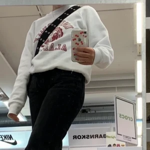 vit retro tröja - Vit retro sweatshirt med rött tryck, en favorit i garderoben. Storlek M men passar mer som en S. Köpare står för frakt <3 