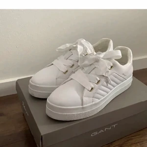 Vita gant skor - Ett par vita gant skor som är i storlek 38 men passar också storlek 37. Aldrig använda för vid köp av fel storlek, priset kan diskuteras.
