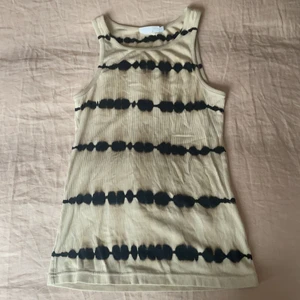 tie dye linne - säljer detta asballa tie dye linne ifrån weekday!🤎 strl s och är ganska långt vilket är meningen!🤎 tror att det är köpt för 150kr och jag säljer det för 85kr+frakt!🤎 säljer för att det inte används längre!🤎