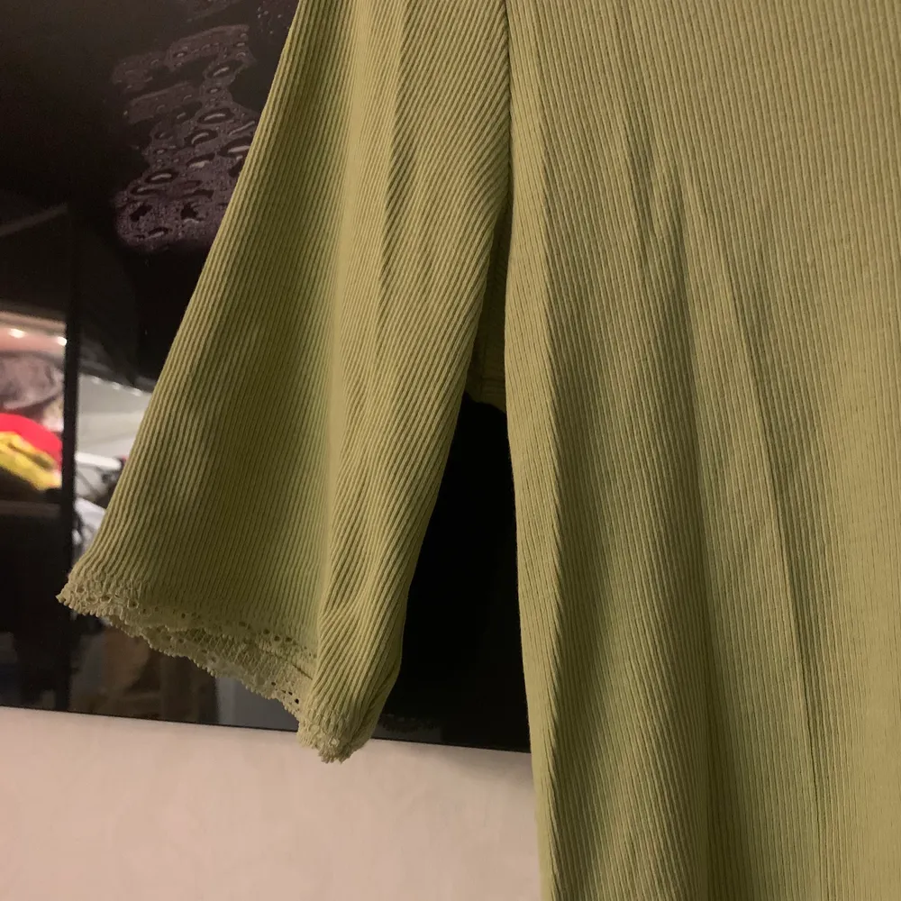 grön vintage tröja från Monki. köpt för ett tag sen, men inte använd en enda gång! storlek M. 50kr + frakt. Toppar.
